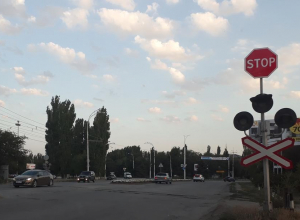 Часть ж/д переездов в Волгодонске оборудовали знаками из-за поломки светофоров Часть ж/д переездов в Волгодонске оборудовали знаками из-за поломки светофоров