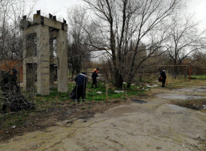 Вместо спасения людей спасатели Волгодонска в дождь убирают мусор в промзоне Вместо спасения людей спасатели Волгодонска в дождь убирают мусор в промзоне