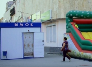 Ларёк «ЫМОК», стоящий на дороге, высмеяли жители Волгодонска Ларёк «ЫМОК», стоящий на дороге, высмеяли жители Волгодонска