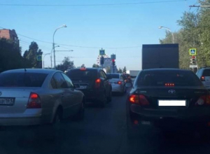 В утренний час-пик из-за ДТП «встали» мост и проспект Строителей В утренний час-пик из-за ДТП «встали» мост и проспект Строителей