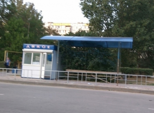 Между людьми и автобусами по улице Дружбы «вырос» забор Между людьми и автобусами по улице Дружбы «вырос» забор