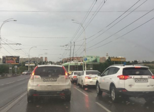 Пробка на мосту: в Волгодонске на проспекте Строителей встало движение Пробка на мосту: в Волгодонске на проспекте Строителей встало движение
