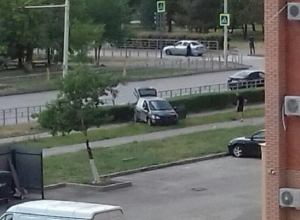 Минуя забор и кусты, Хендай вылетел на пешеходную дорожку Минуя забор и кусты, Хендай вылетел на пешеходную дорожку