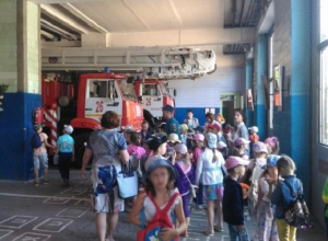 Юные волгодонцы стали свидетелями подготовки пожарных к реальному выезду на вызов Юные волгодонцы стали свидетелями подготовки пожарных к реальному выезду на вызов