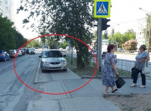 Припаркованный на пешеходной дорожке автомобиль вынудил волгодончанку с коляской идти по проезжей части Припаркованный на пешеходной дорожке автомобиль вынудил волгодончанку с коляской идти по проезжей части