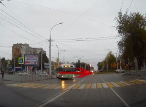 «Пора менять резину на зимнюю»: Волгодончанка сняла на видео опасный разворот автомобиля возле «Комсомольца» «Пора менять резину на зимнюю»: Волгодончанка сняла на видео опасный разворот автомобиля возле «Комсомольца»