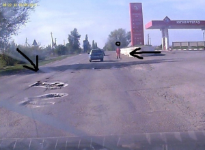 Необычный способ предупредить автомобилистов о ямах на дороге придумали сотрудники автозаправки в Волгодонске Необычный способ предупредить автомобилистов о ямах на дороге придумали сотрудники автозаправки в Волгодонске