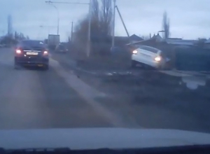 «Приора» слетела в кювет после ДТП в Волгодонске «Приора» слетела в кювет после ДТП в Волгодонске