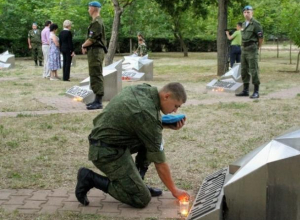 Десятки волгодонцев на рассвете зажгли «свечи памяти» в день начала Великой Отечественной войны Десятки волгодонцев на рассвете зажгли «свечи памяти» в день начала Великой Отечественной войны
