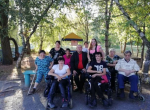 Инвалиды-колясочники закрыли сезон совместных выездов на природу Инвалиды-колясочники закрыли сезон совместных выездов на природу