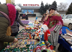 Площадь Победы в Волгодонске на полдня превратилась в торговые ряды Площадь Победы в Волгодонске на полдня превратилась в торговые ряды