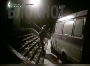 Падающие на скользком крыльце друг за другом врачи «скорой» в Волгодонске попали на видео Падающие на скользком крыльце друг за другом врачи «скорой» в Волгодонске попали на видео