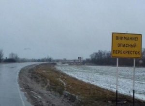 Автомобилист пригрозил собрать «кучу» видео об авариях из-за смены движения на «штанах» при въезде в Волгодонск Автомобилист пригрозил собрать «кучу» видео об авариях из-за смены движения на «штанах» при въезде в Волгодонск