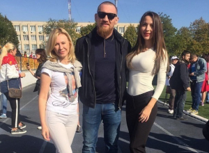 Дмитрий Кудряшов в компании Миссис Мира и депутатом Заксобрания отмечает День Рождения Владимира Путина Дмитрий Кудряшов в компании Миссис Мира и депутатом Заксобрания отмечает День Рождения Владимира Путина