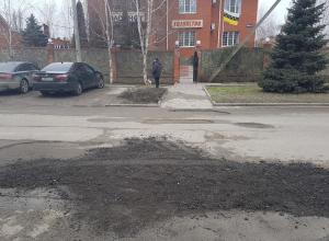«По новым технологиям» заделали опасные ямы в Волгодонске «По новым технологиям» заделали опасные ямы в Волгодонске