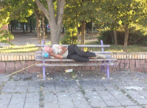 Этим будем привлекать туристов: Спящий в сквере «Дружба» на лавочке мужчина рассердил волгодонцев Этим будем привлекать туристов: Спящий в сквере «Дружба» на лавочке мужчина рассердил волгодонцев