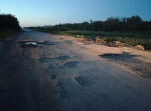 Убитую в хлам дорогу Цимлянск-Суровикино сняли на видео возмущенные автомобилисты Убитую в хлам дорогу Цимлянск-Суровикино сняли на видео возмущенные автомобилисты