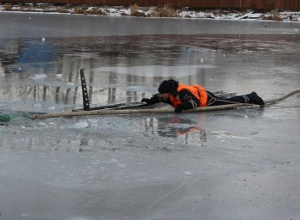 Пытаясь достать из воды утонувших рыбаков, спасатели провалились под лед в Волгодонске Пытаясь достать из воды утонувших рыбаков, спасатели провалились под лед в Волгодонске