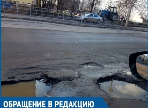 Опасные ямы по улице Горького на одном из самых оживленных перекрестков Волгодонска портят автомобили горожан Опасные ямы по улице Горького на одном из самых оживленных перекрестков Волгодонска портят автомобили горожан