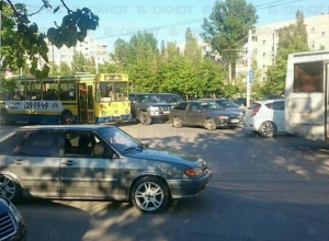 Незначительное ДТП с участием автобуса и такси парализовало движение в центре Волгодонска Незначительное ДТП с участием автобуса и такси парализовало движение в центре Волгодонска