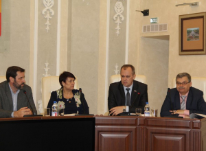 Депутаты Волгодонска разработали очередную стратегию борьбы со стихийными рынками и предложили ходить на общественные слушания с паспортом Депутаты Волгодонска разработали очередную стратегию борьбы со стихийными рынками и предложили ходить на общественные слушания с паспортом