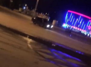 Дрифт посреди площади Курчатова устроил водитель ВАЗа Дрифт посреди площади Курчатова устроил водитель ВАЗа