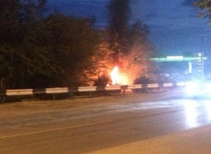 В нескольких метрах от заправочного комплекса на улице Степной вспыхнул огонь В нескольких метрах от заправочного комплекса на улице Степной вспыхнул огонь
