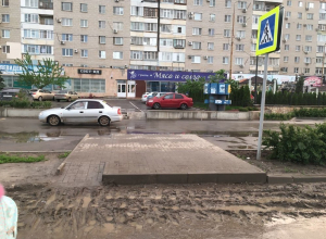 Молодые мамы требуют убрать грязь с пешеходных переходов в Волгодонске Молодые мамы требуют убрать грязь с пешеходных переходов в Волгодонске