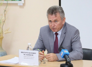 Виктор Мельников принял решение дать новогодние сладкие подарки всем детям до 14 лет из малообеспеченных семей Виктор Мельников принял решение дать новогодние сладкие подарки всем детям до 14 лет из малообеспеченных семей