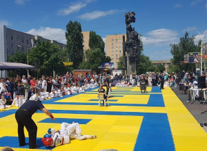 День защиты детей начался с турнира по рукопашному бою возле «Комсомольца» День защиты детей начался с турнира по рукопашному бою возле «Комсомольца»