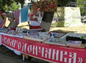 Волгодонские рукодельницы блеснули своими работами на межрегиональном фестивале казачьего фольклора Волгодонские рукодельницы блеснули своими работами на межрегиональном фестивале казачьего фольклора