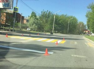 В Волгодонске красят ограждения на мосту и меняют разметку на дорогах В Волгодонске красят ограждения на мосту и меняют разметку на дорогах