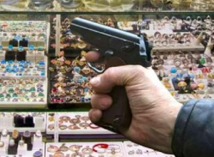 Мужчина в черных очках и медицинской маске ограбил ювелирный магазин в Цимлянске Мужчина в черных очках и медицинской маске ограбил ювелирный магазин в Цимлянске