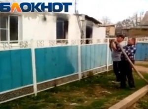 Попытки потушить жилой дом многодетной семьи из порванного пожарного шланга попали на видео Попытки потушить жилой дом многодетной семьи из порванного пожарного шланга попали на видео
