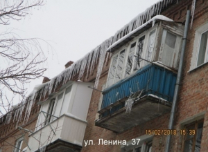 Несмотря на правила и штрафы, волгодонцы не спешат избавляться от огромных сосулек и заснеженных ступеней Несмотря на правила и штрафы, волгодонцы не спешат избавляться от огромных сосулек и заснеженных ступеней