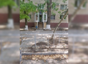 «Надо лезть через забор»: новые ограждения осложняют жизнь волгодонцам «Надо лезть через забор»: новые ограждения осложняют жизнь волгодонцам