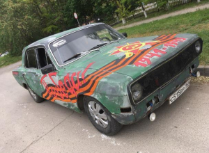 Волгодонские автомоумельцы показали на параде 9 мая свою версию знаменитой «Победы» Волгодонские автомоумельцы показали на параде 9 мая свою версию знаменитой «Победы»