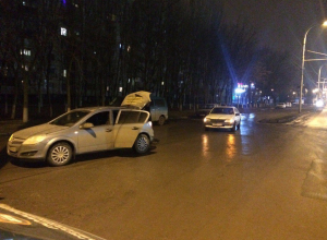 Два «Опеля» не поделили проспект Курчатова в Волгодонске Два «Опеля» не поделили проспект Курчатова в Волгодонске