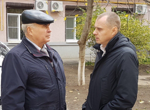 После прочтения статьи в «Блокноте» министр ЖКХ области Андрей Майер посетил затопленную квартиру в Волгодонске После прочтения статьи в «Блокноте» министр ЖКХ области Андрей Майер посетил затопленную квартиру в Волгодонске