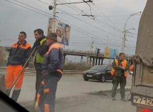 «Думала работа кипит, а, нет, просто думают»: волгодонцы о ремонте дорог «Думала работа кипит, а, нет, просто думают»: волгодонцы о ремонте дорог