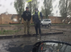 Ямочный ремонт в дождь возмутил волгодонских автомобилистов Ямочный ремонт в дождь возмутил волгодонских автомобилистов