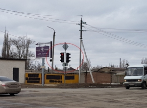 Более двух дней автомобилисты Волгодонска путаются из-за неработающего светофора на пересечении Степной и Маяковского Более двух дней автомобилисты Волгодонска путаются из-за неработающего светофора на пересечении Степной и Маяковского
