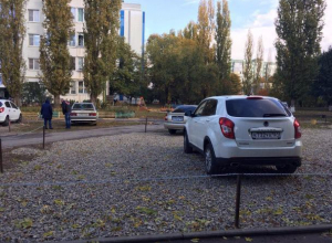 Волгодонцы разбили огороженную цепями стоянку во дворе дома по улице Гагарина Волгодонцы разбили огороженную цепями стоянку во дворе дома по улице Гагарина