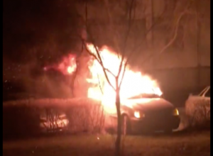 Полыхающий автомобиль на Ленинградской в Волгодонске сняли на видео Полыхающий автомобиль на Ленинградской в Волгодонске сняли на видео