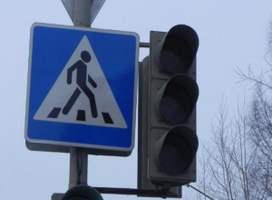 «Сошедшие с ума» светофоры в центре Волгодонска поставили под угрозу безопасность автомобилистов и пешеходов «Сошедшие с ума» светофоры в центре Волгодонска поставили под угрозу безопасность автомобилистов и пешеходов
