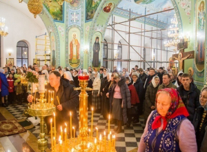 Сотни верующих волгодонцев посетили праздничное богослужение в Рождественскую ночь Сотни верующих волгодонцев посетили праздничное богослужение в Рождественскую ночь