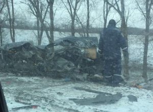 Машину разорвало на куски после столкновения с фурой на дороге Семикаракорск-Волгодонск Машину разорвало на куски после столкновения с фурой на дороге Семикаракорск-Волгодонск
