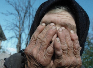 76-летнюю пенсионерку избил и изнасиловал мужчина в Дубовском районе 76-летнюю пенсионерку избил и изнасиловал мужчина в Дубовском районе