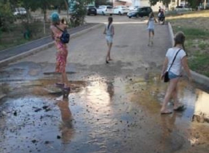 В Волгодонске две недели не устраняли порыв водовода В Волгодонске две недели не устраняли порыв водовода