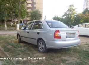 За парковку на газонах, за нарушение тишины и за мусор штрафуют волгодонцев За парковку на газонах, за нарушение тишины и за мусор штрафуют волгодонцев